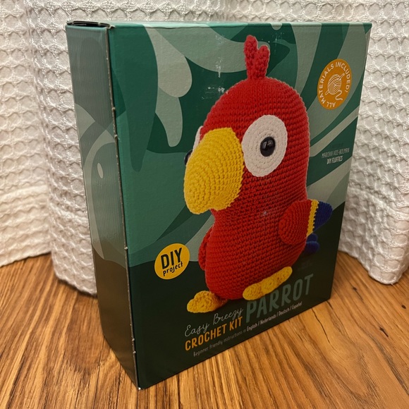 Easy Breezy Crochet Kit Parrot - Picture 6 of 6